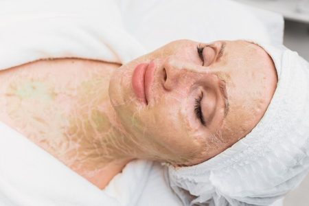 mascara-de-enzima-seca-no-rosto-e-pescoco-de-uma-mulher-rejuvenescimento-e-lifting-em-uma-clinica-de-cosmetologia_97875-578